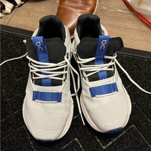 Women’s cloudnovas size 7